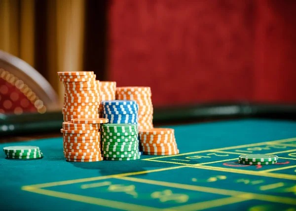 Live dealer roulette table with number wheel on kingbet login